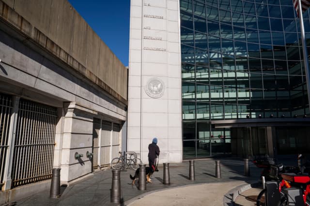 Legisladores estadounidenses instan a la SEC a excluir de la bolsa a empresas vinculadas al PCCh