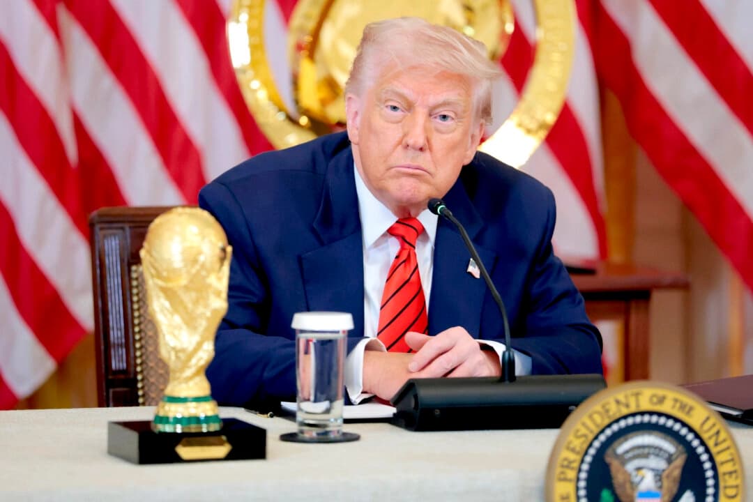 El presidente Donald Trump habla durante una reunión con el Grupo de Trabajo de la Casa Blanca para la Copa Mundial de 2026 en el Salón Este de la Casa Blanca el 6 de mayo de 2025. (Anna Moneymaker/Getty Images)