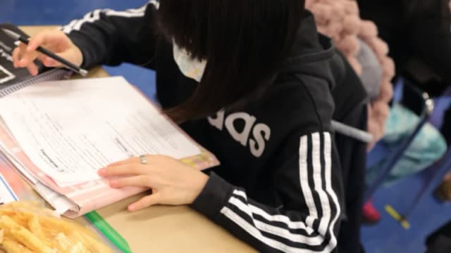 Juez impide al Departamento de Educación cancelar ayuda escolar relacionada con COVID-19