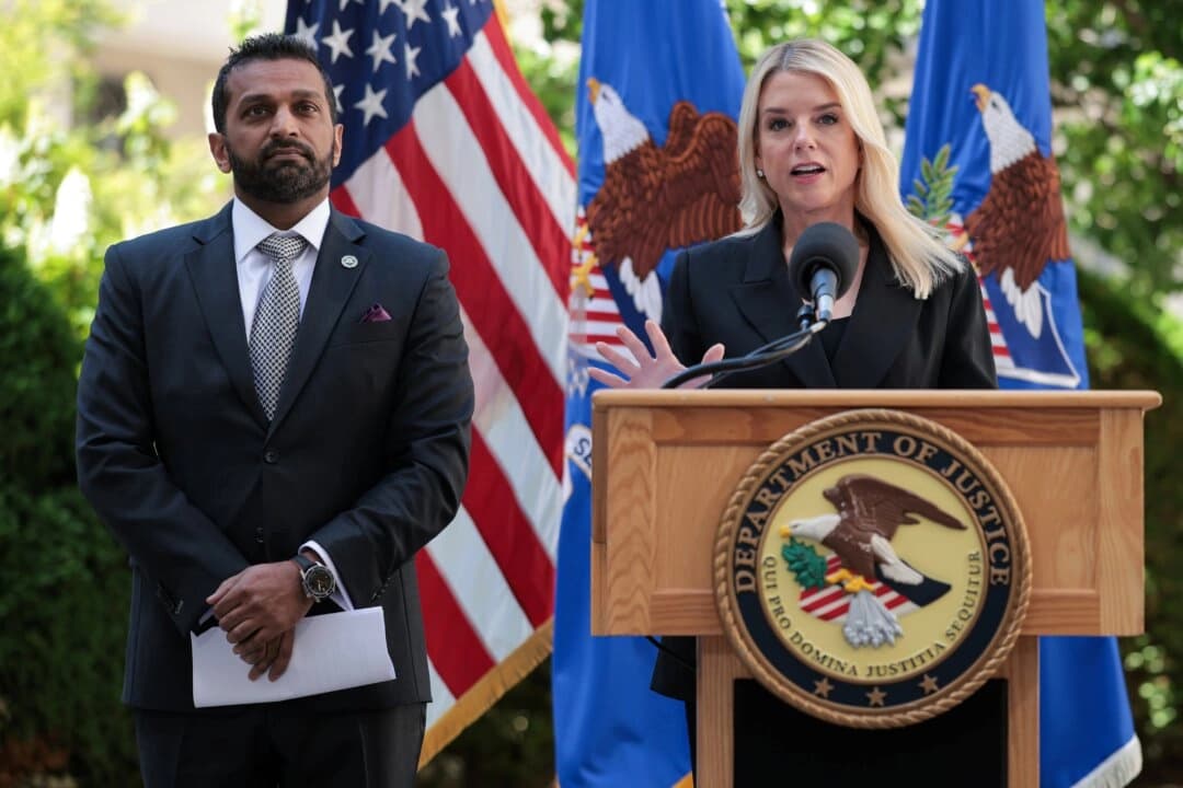 El director del FBI, Kash Patel (izquierda), y la fiscal general de Estados Unidos, Pam Bondi, hablan durante una rueda de prensa para anunciar los resultados de la Operación Restore Justice en Washington el 7 de mayo de 2025. (Kayla Bartkowski/Getty Images)