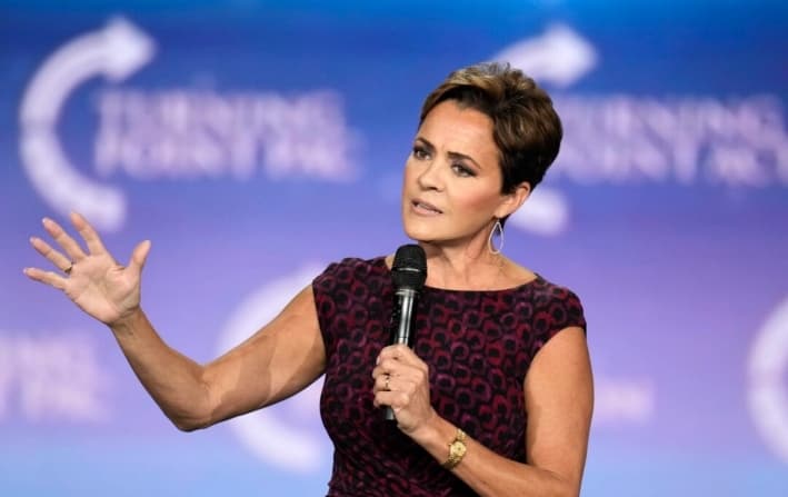 Juez federal anula medidas tomadas por Kari Lake como directora ejecutiva de la Voz de América