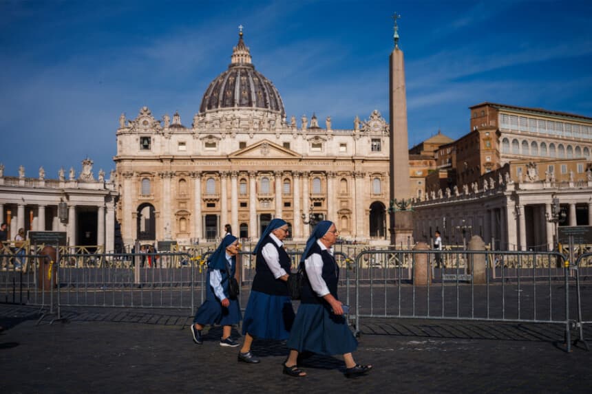 Monjas caminan por la plaza de San Pedro en el Vaticano, Italia, el 4 de mayo de 2025. El cónclave comienza el 7 de mayo, cuando un número récord de 133 cardenales, menores de 80 años y con derecho a voto, entrarán en la Capilla Sixtina para votar en secreto al nuevo pontífice. (Dimitar Dilkoff/AFP a través de Getty Images).