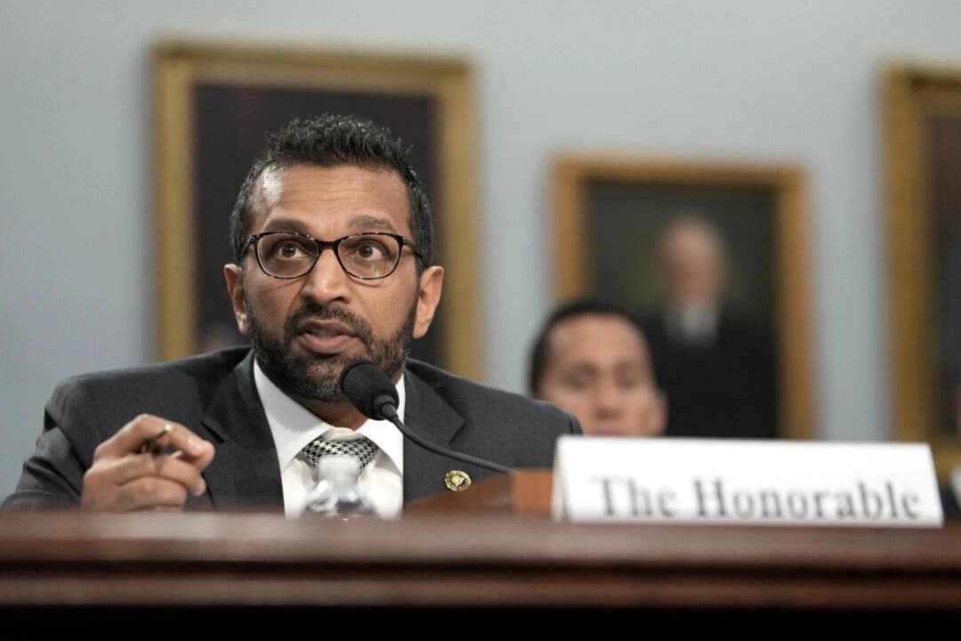 El director del FBI, Kash Patel, habla durante una audiencia del Subcomité de Comercio, Justicia, Ciencia y Agencias Relacionadas de la Cámara de Representantes sobre la solicitud presupuestaria de la agencia para 2026 en el Capitolio, en Washington, el 7 de mayo de 2025. (Oliver Contreras/AFP a través de Getty Images)