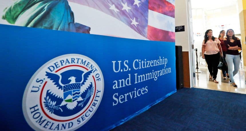 Personas llegan a los Servicios de Ciudadanía e Inmigración de Estados Unidos en Miami, el 17 de agosto de 2018. (AP/Wilfredo Lee, archivo)