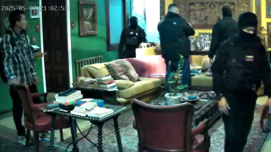 Fotografía tomada de la cuenta en X de Magallí Meda @MagalliMeda, quien denunció en esta red social de un allanamiento a su vivienda ubicada en la capital venezolana, tras su reciente salida del país caribeño rumbo a Estados Unidos. EFE/@magallimeda