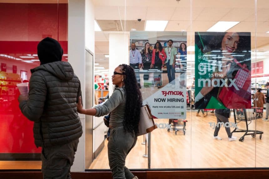 Un anuncio de «Ahora contratando» durante el Black Friday en un centro comercial de Hanover, Maryland, el 29 de noviembre de 2024. (Madalina Vasiliu/The Epoch Times)