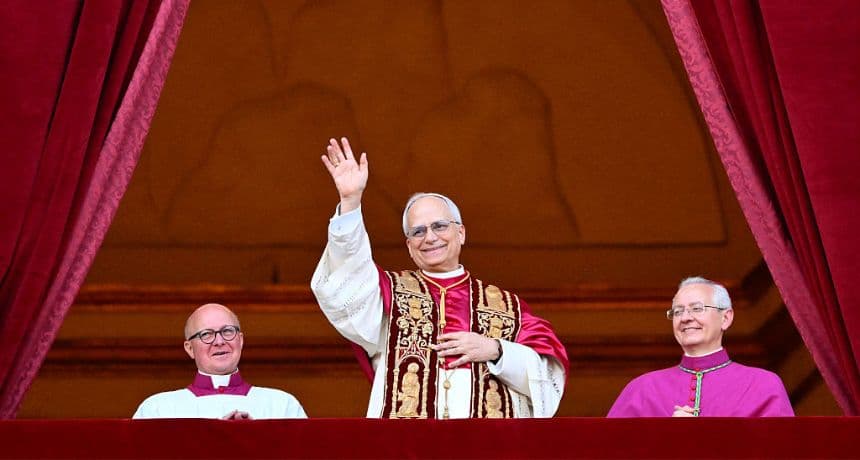 El recién elegido papa León XIV, Robert Prevost, aparece por primera vez en el balcón central de la basílica de San Pedro, tras la conclusión del cónclave de cardenales en el Vaticano, el 8 de mayo de 2025. (ALBERTO PIZZOLI/AFP a través de Getty Images)