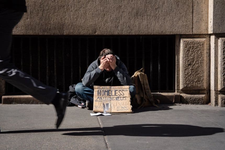 Un hombre sin hogar en Nueva York el 13 de marzo de 2025. (Samira Bouaou/The Epoch Times)