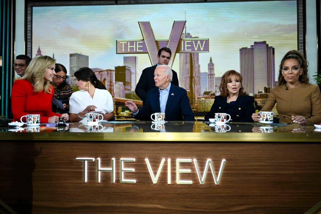 El presidente Joe Biden habla con la presentadora Sara Haines durante una pausa publicitaria en una entrevista en directo en el programa «The View» de ABC en Nueva York el 25 de septiembre de 2024. (Andrew Caballero-Reynolds/AFP vía Getty Images)