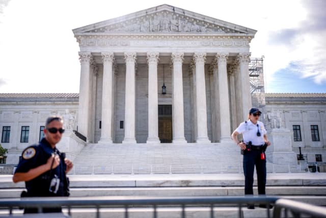 El gobierno de Trump pide a la Corte Suprema que revoque el estatus temporal de 530,000 inmigrantes