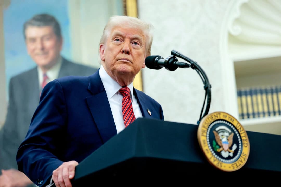 El presidente Donald Trump habla durante la ceremonia de juramento del nuevo embajador de Estados Unidos en China, David Perdue, en el Despacho Oval de la Casa Blanca el 7 de mayo de 2025. (Anna Moneymaker/Getty Images)