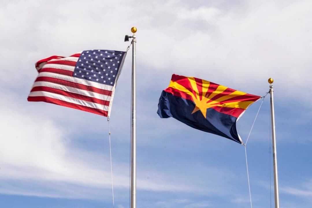 Las banderas de Arizona y Estados Unidos ondean al viento en Terra Vista, Arizona, el 5 de marzo de 2025. (John Fredricks/The Epoch Times)