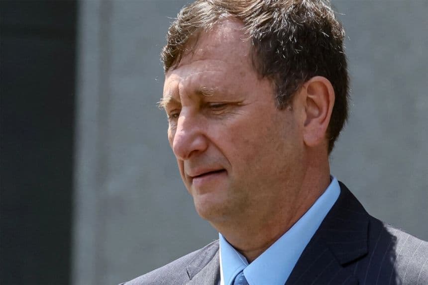 Alex Mashinsky, fundador y ex CEO de la prestamista de criptodivisas en bancarrota Celsius Network, sale de la corte federal de Manhattan en la ciudad de Nueva York el 25 de julio de 2023. (Brendan McDermid / Reuters)