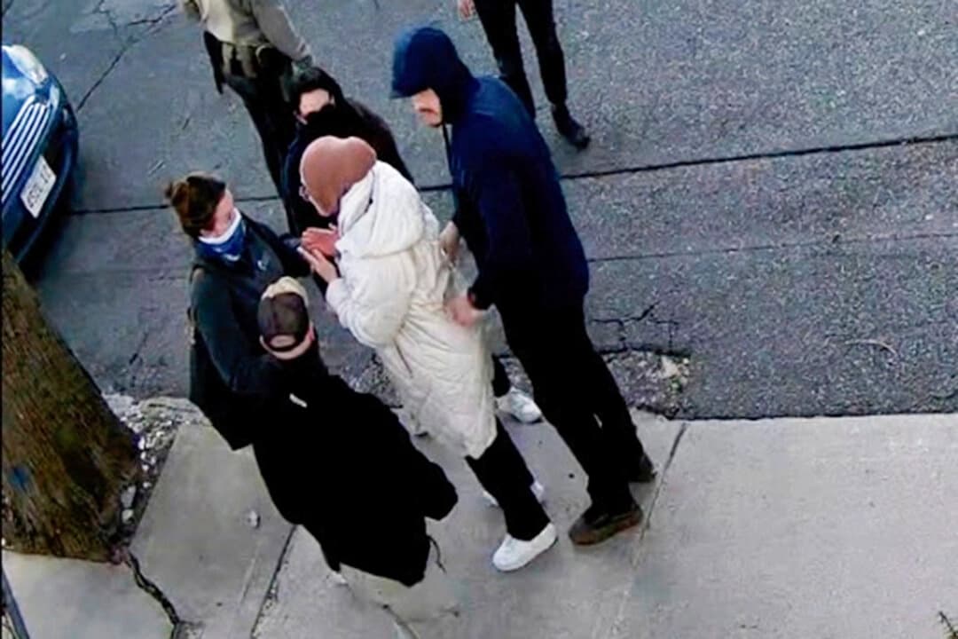 Rumeysa Ozturk, una estudiante de doctorado de 30 años de la Universidad de Tufts, es detenida por agentes del Departamento de Seguridad Nacional en una calle de Sommerville, Massachusetts, el 26 de marzo de 2025. (Foto AP)