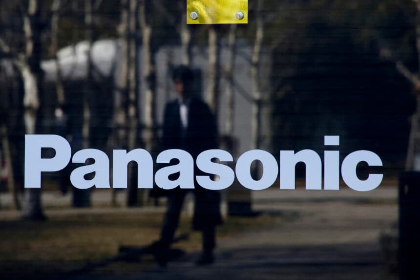 Un transeúnte se refleja en el logotipo de Panasonic en el Panasonic Center de Tokio el 2 de febrero de 2017. (Kim Kyung-Hoon/Reuters).