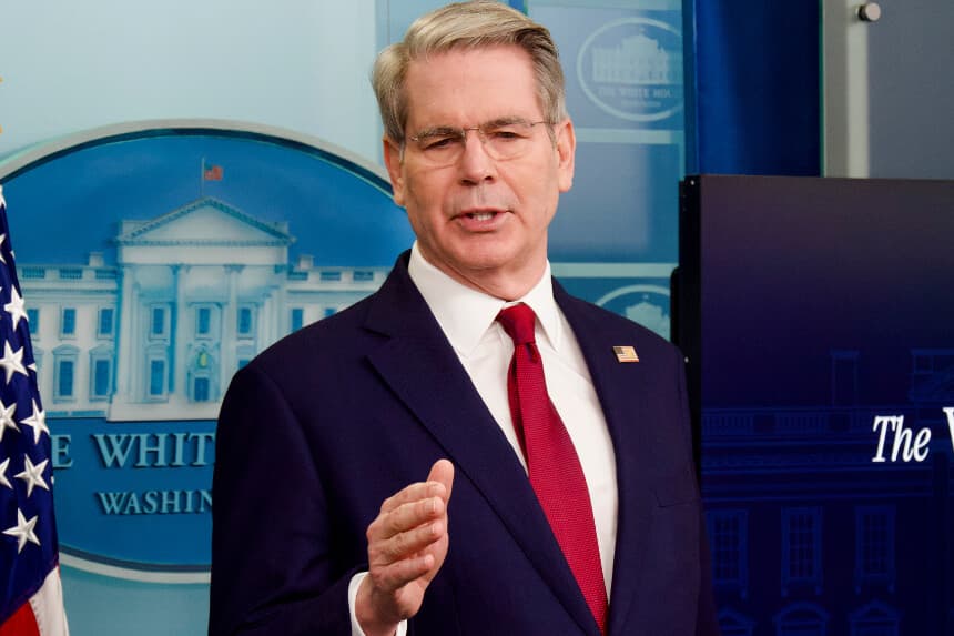 El secretario del Tesoro, Scott Bessent, habla con los periodistas durante una rueda de prensa en la Casa Blanca el 29 de abril de 2025. (Travis Gillmore/The Epoch Time).