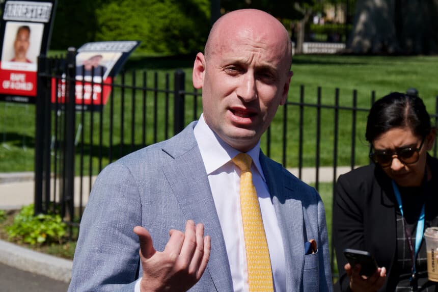 Stephen Miller, subjefe de gabinete de la Casa Blanca, habla con los periodistas frente a la Casa Blanca en Washington el 28 de abril de 2025. (Travis Gillmore/The Epoch Times).