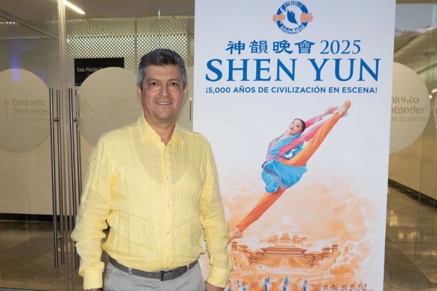 Mario Morales disfrutó de la actuación nocturna de Shen Yun en el Conjunto Santander Artes Escénicas el 6 de mayo de 2025. (Jane Yang/The Epoch Times)