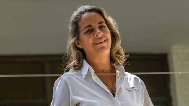 Opositora que salió de embajada argentina denuncia robo del auto de su madre en Caracas