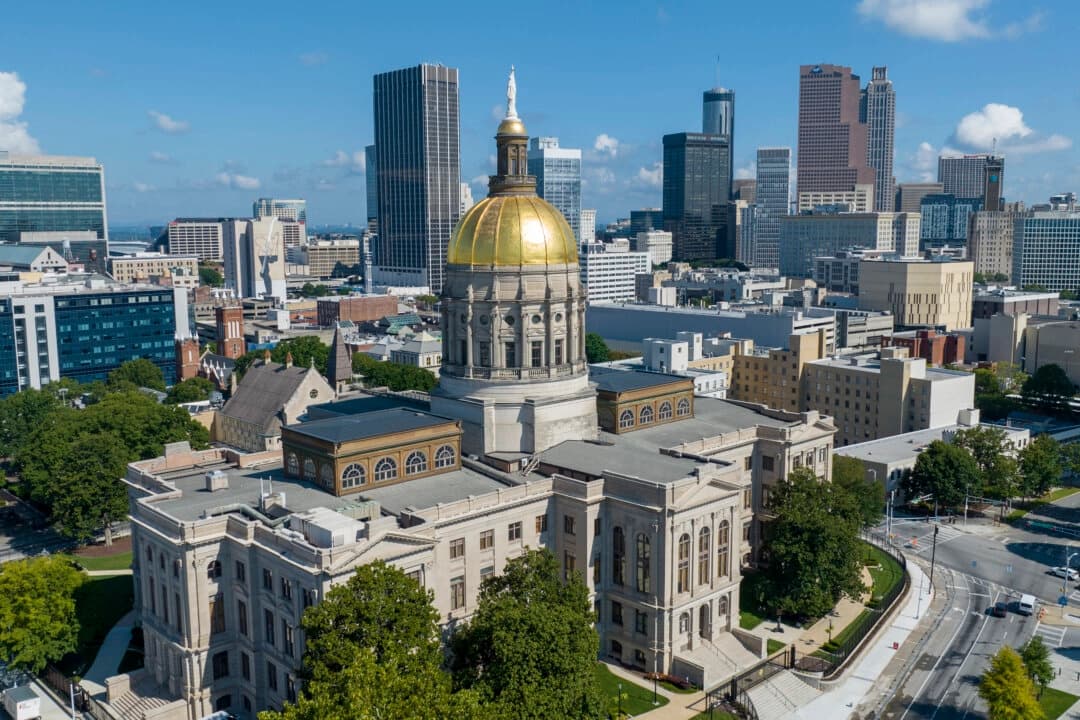 La cúpula dorada del Capitolio de Georgia brilla bajo el sol, el 27 de agosto de 2022, frente al horizonte del centro de Atlanta. (Steve Helber/Foto de AP)