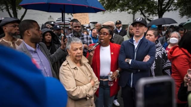 DHS afirma que los arrestos están "sobre la mesa" para los legisladores tras incidente en centro de detención de ICE