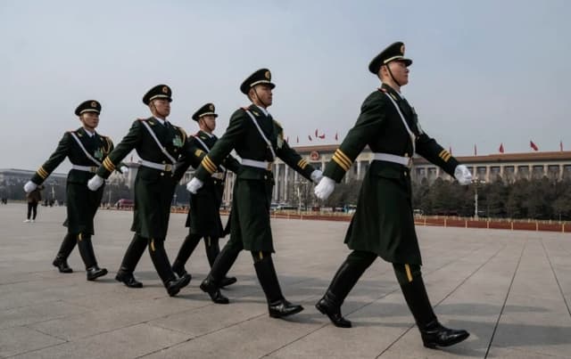 Miembros de la guardia de honor del Ejército Popular de Liberación marchan en la plaza de Tiananmen tras la sesión de clausura de la Conferencia Consultiva Política del Pueblo Chino en el Gran Salón del Pueblo, en Beijing, el 10 de marzo de 2024. (Kevin Frayer/Getty Images)