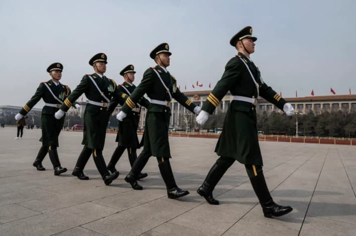 Miembros de la guardia de honor del Ejército Popular de Liberación marchan en la plaza de Tiananmen tras la sesión de clausura de la Conferencia Consultiva Política del Pueblo Chino en el Gran Salón del Pueblo, en Beijing, el 10 de marzo de 2024. (Kevin Frayer/Getty Images)