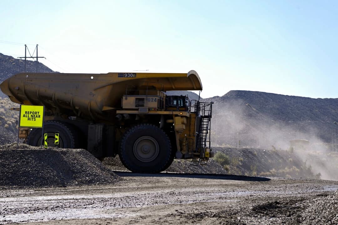 Una vista general de camiones cargando mineral en la mina de diamantes Jwaneng en Jwaneng, Botsuana, el 11 de mayo de 2023. (Monirul Bhuiyan/AFP vía Getty Images)