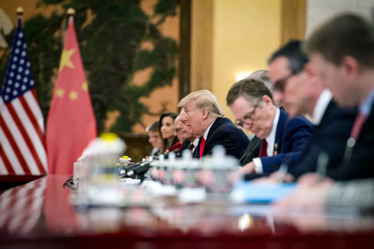 El presidente de Estados Unidos, Donald Trump, asiste a una reunión bilateral con el líder chino Xi Jinping en el Gran Salón del Pueblo en Beijing el 9 de noviembre de 2017. (Jim Watson/AFP a través de Getty Images)