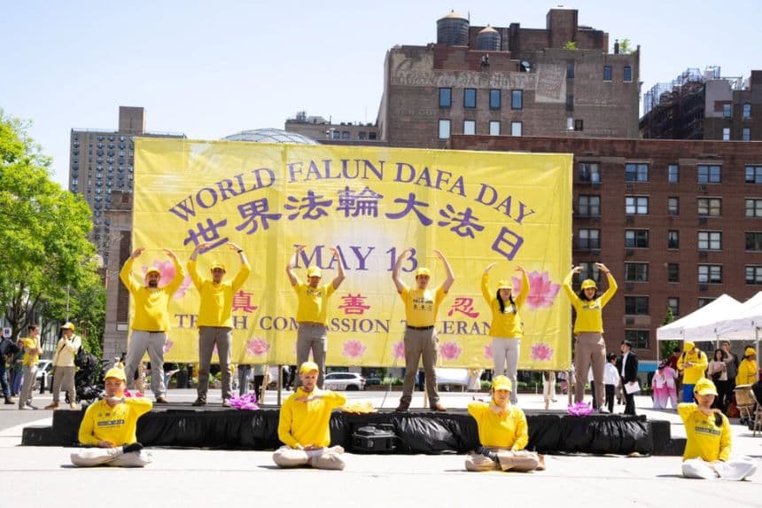 Practicantes de Falun Gong celebran el Día Mundial de Falun Dafa en Union Square, Nueva York, el 11 de mayo de 2025. (Larry Dye/The Epoch Times)