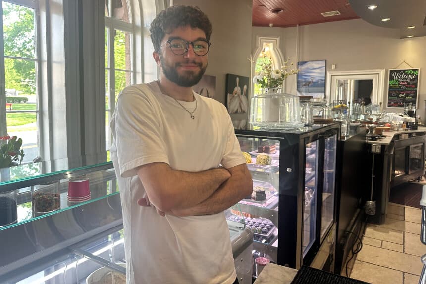 La familia de Alon Ben Avraham es propietaria del Angelique Cafe en Tenafly, Nueva Jersey, el 12 de mayo de 2025. (Juliette Fairley/The Epoch Times).