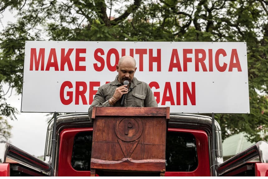 El agricultor sudafricano Tewie Wessels se dirige a un grupo de sudafricanos blancos que apoyan al presidente estadounidense Donald Trump frente a la embajada de Estados Unidos en Pretoria, Sudáfrica, el 15 de febrero de 2025. (Marco Longari/AFP vía Getty Images).