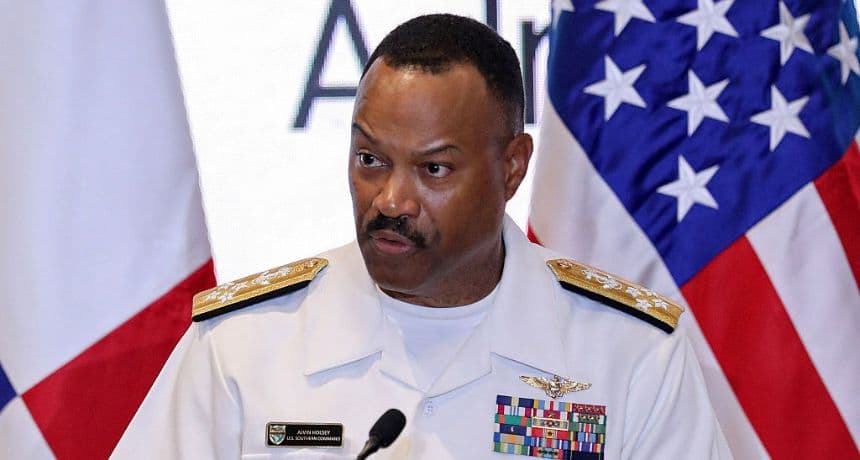 El jefe del Comando Sur de Estados Unidos, almirante Alvin Holsey, pronuncia un discurso durante la Conferencia de Seguridad Centroamericana (CENTSEC25), organizada por Panamá y el Comando Sur de Estados Unidos, en la ciudad de Panamá, el 9 de abril de 2025. (FRANCO BRANA/AFP a través de Getty Images)