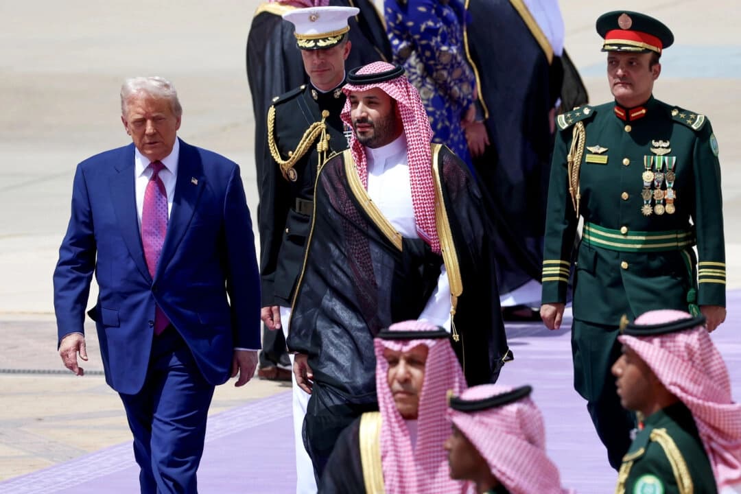 El presidente de EE. UU., Donald Trump (izquierda), es recibido por el príncipe heredero saudí Mohammed bin Salman a su llegada al Aeropuerto Internacional Rey Khalid de Riad, Arabia Saudita, el 13 de mayo de 2025. (Win McNamee/Getty Images)