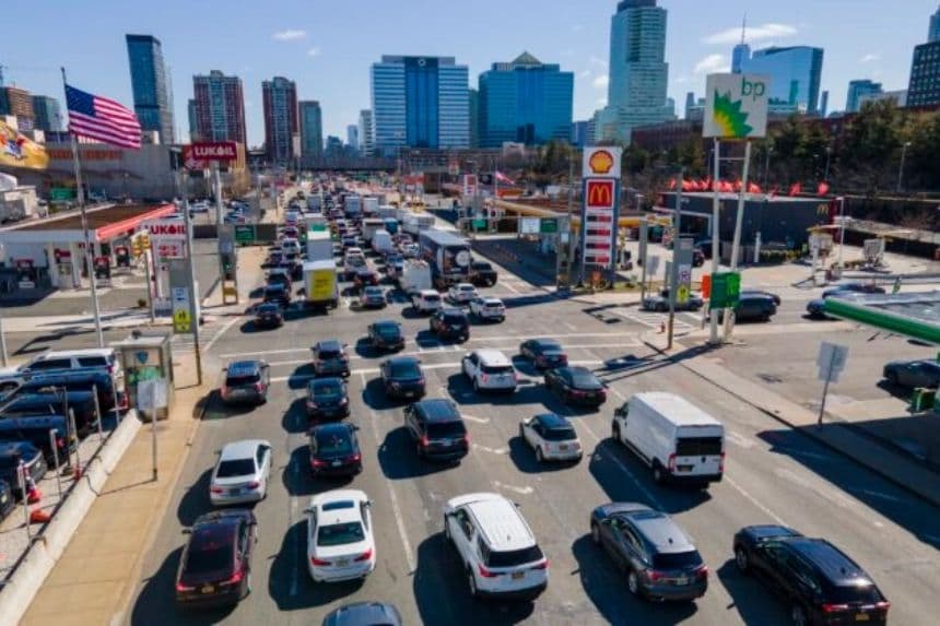 Un grupo de personas espera para atravesar el túnel Holland en dirección a Nueva York durante la hora punta matinal en Jersey City, Nueva Jersey, el 8 de marzo de 2023. (Ted Shaffrey/Foto AP)