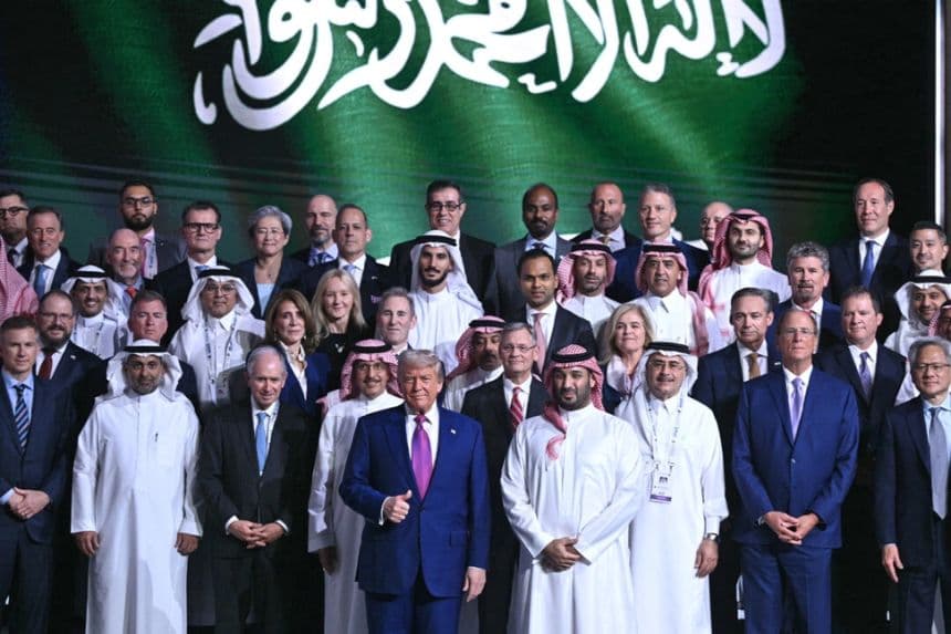 El presidente estadounidense Donald Trump (primera fila-C) y el príncipe heredero saudí Mohammed Bin Salman (C-R) posan para una foto de grupo durante el foro de inversión saudí-estadounidense en el Centro Internacional de Conferencias Rey Abdul Aziz en Riad, Arabia Saudí, el 13 de mayo de 2025. (Brendan Smialowski/AFP vía Getty Images)