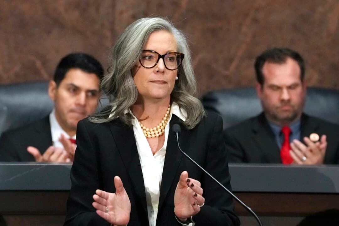 Gobernadora de Arizona veta proyectos de ley que incluyen temas como inmigración e identidad de género