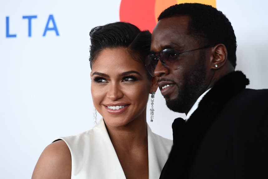 La cantante y modelo Cassie Ventura (izquierda) y el rapero Diddy (alias Sean Combs) llegan a la tradicional fiesta de Clive Davis la víspera de la 60.ª edición de los premios Grammy en Nueva York, el 28 de enero de 2018. (Jewel Samad/AFP a través de Getty Images).