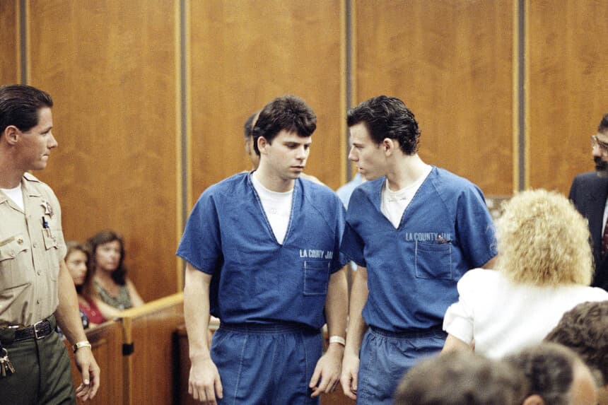 Lyle (izquierda) y Erik Menéndez abandonan un tribunal en Santa Mónica, California, el 6 de agosto de 1990. (Nick Ut/AP Photo).