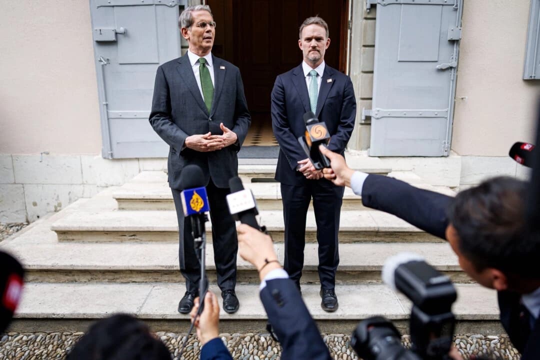 El secretario del Tesoro de EE. UU., Scott Bessent (izquierda), y el representante comercial de EE. UU., Jamieson Greer, hablan con los medios de comunicación tras las conversaciones entre altos funcionarios estadounidenses y chinos sobre los aranceles en la residencia del embajador permanente de Suiza ante las Naciones Unidas en Ginebra, el 11 de mayo de 2025. (Valentin Flauraud/AFP a través de Getty Images)