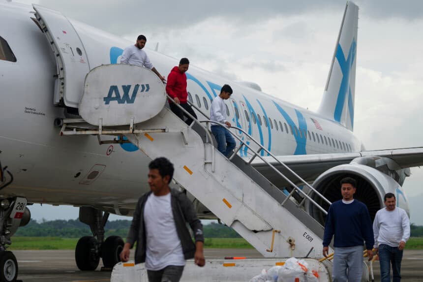 Inmigrantes ilegales hondureños deportados desde Estados Unidos desembarcan en el aeropuerto Ramón Villeda Morales de San Pedro Sula, Honduras, el 4 de diciembre de 2024. (Moises Castillo/AP Photo).
