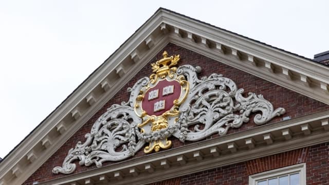 Harvard amplía demanda contra el gobierno para incluir otros USD 450 millones de subvenciones canceladas