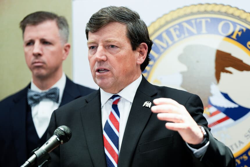 El fiscal federal Edward R. Martin Jr. habla en una rueda de prensa en Washington el 13 de mayo de 2025. (Julia Demaree Nikhinson/AP Photo).