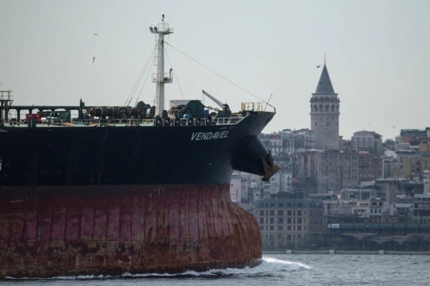 Un barco pasa por delante de la famosa torre Gálata de Estambul mientras navega por el estrecho del Bósforo en Estambul, Turquía, el 2 de mayo de 2025. (Chris McGrath/Getty Images)