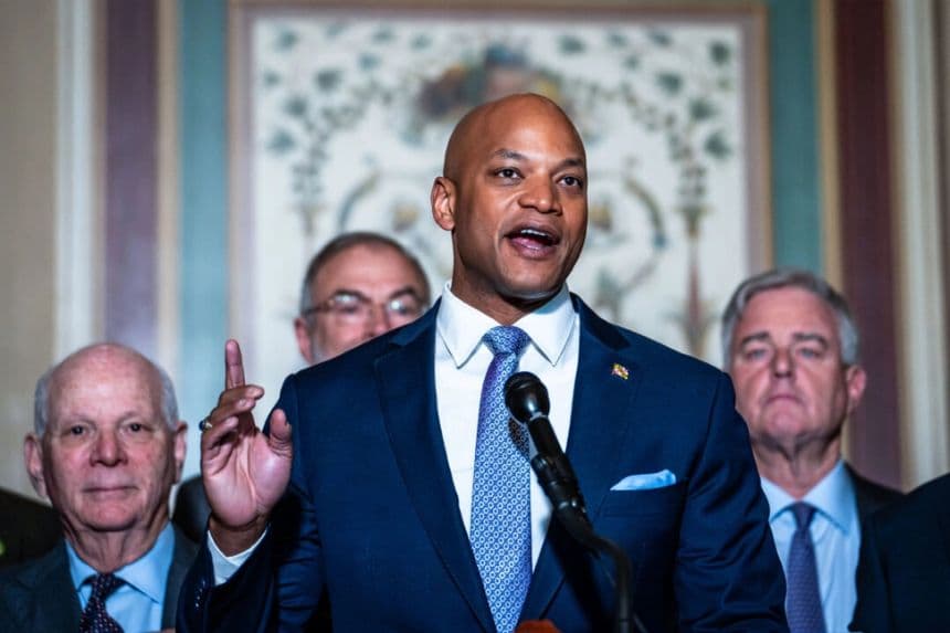 El gobernador de Maryland, Wes Moore (C), habla durante una rueda de prensa sobre la reconstrucción del puente Francis Scott Key en el Capitolio de EE.UU. en Washington el 9 de abril de 2024. (Madalina Vasiliu/The Epoch Times)