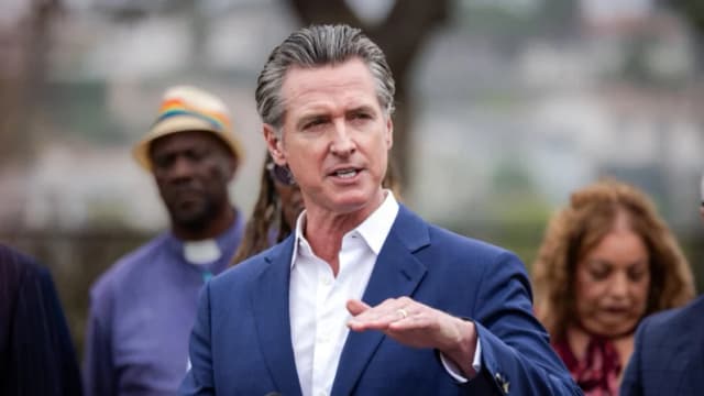 Gobernador de California busca eliminar salud gratuita para inmigrantes ilegales adultos