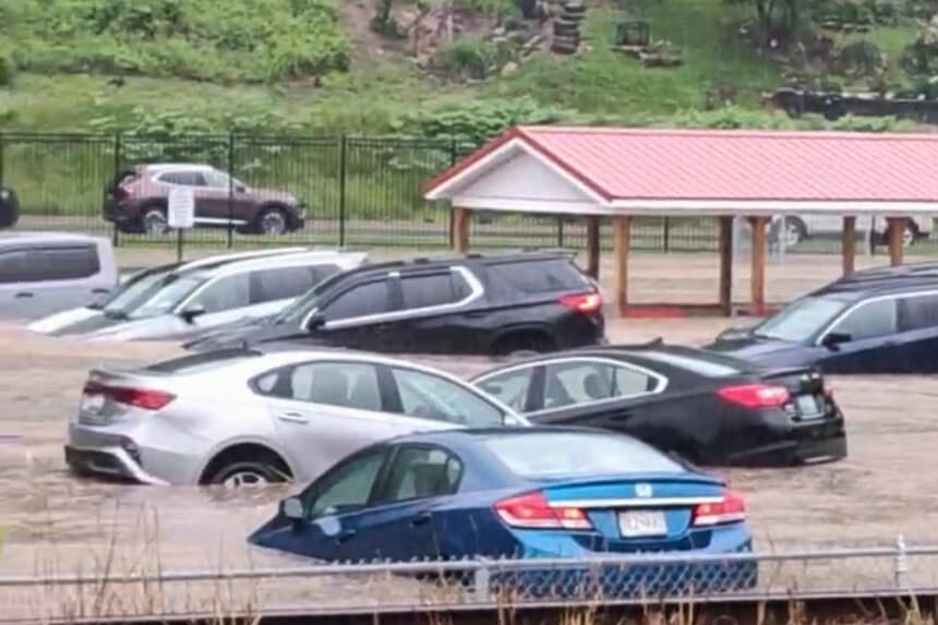 Los automóviles están sumergidos en el estacionamiento de la escuela primaria Westernport Elementary School, ya que las inundaciones obligan a evacuar la escuela, y las casas y negocios del centro de la localidad rural de Westernport, Maryland, se ven inundados por la crecida de las aguas el 13 de mayo de 2025. (Aaron Stallings vía AP).