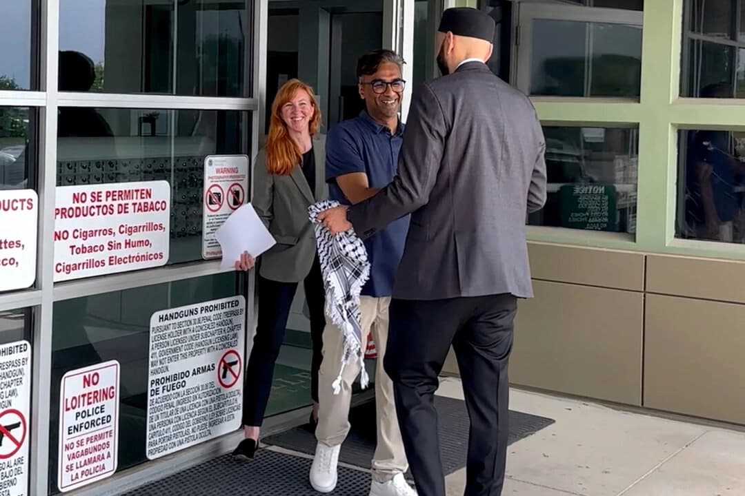 Badar Khan Suri, investigador postdoctoral de la Universidad de Georgetown, es liberado del centro de detención Prairieland en Alvarado, Texas, el 14 de mayo de 2025, en una imagen fija de un vídeo. (PYM Dallas/Handout vía Reuters)