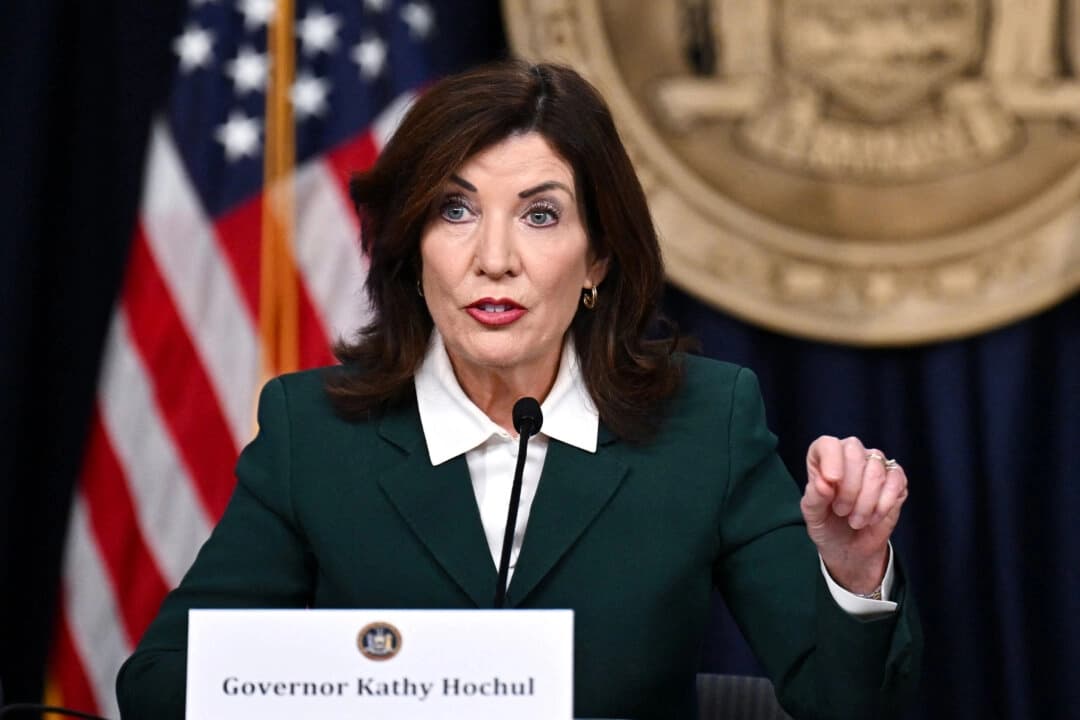 La gobernadora de Nueva York, Kathy Hochul, habla durante una rueda de prensa en la ciudad de Nueva York el 14 de noviembre de 2024. (Angela Weiss/AFP a través de Getty Images)