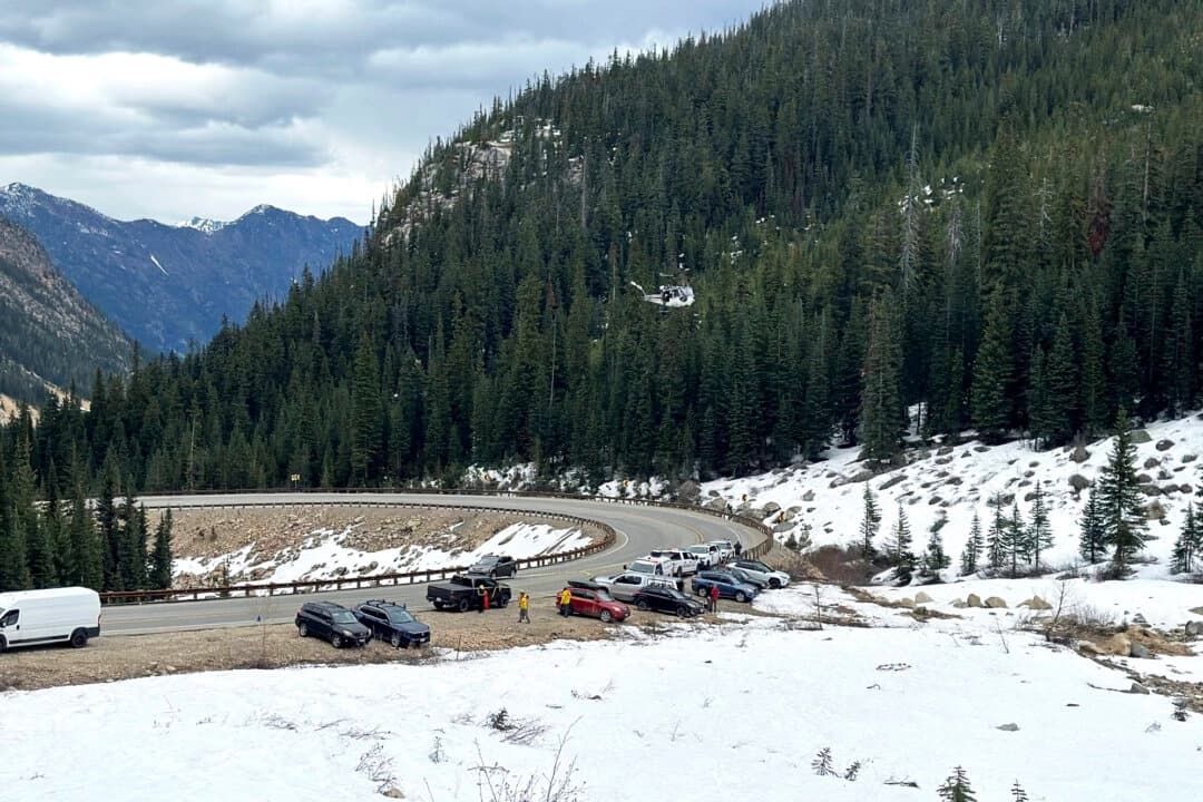 El equipo de búsqueda y rescate del condado de Okanogan responde a un accidente de escalada en las montañas North Cascades, en el estado de Washington, el 11 de mayo de 2025. (Oficina del sheriff del condado de Okanogan a través de AP).